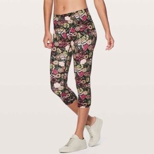 Lululemon Wunder Under Hi-Rise 20” Crop Tight Fluorolace Black Floral, Size 2